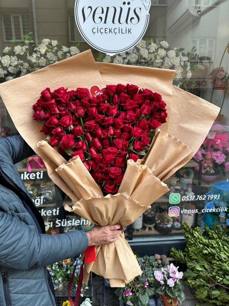 Kalp Şeklinde 100 Kırmızı Gül